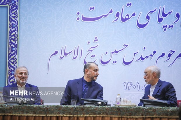 علی اکبر صالحی و حسین امیر عبدالهیان وزیر امور خارجه کشورمان و منوچهر متکی در همایش دیپلماسی مقاومت حضور دارند