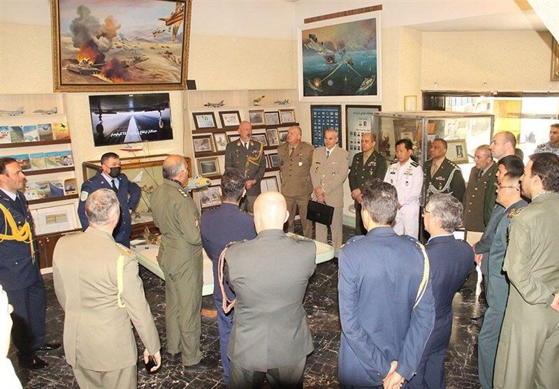 ملحقون عسكريون اجانب في ايران يتفقدون متحف طيران الجيش الوطني