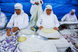پخت ۱۴ هزار نان توسط بانوان دیار حاج قاسم در مسجد جمکران