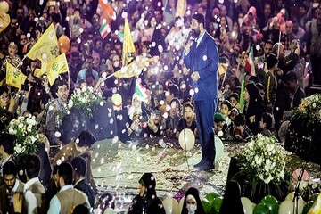 عشرات الآلاف يحتفلون بذكرى ولادة الامام المهدي(عج) والاطفال يترددون نشيد "سلام يا قائد" + صور وفيديو