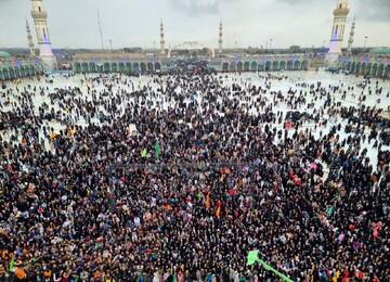 سرود سلام فرمانده ۲ در صحن مسجد مقدس جمکران اجرا شد/ تجدید عهد دهه هشتادی و نودی‌ها