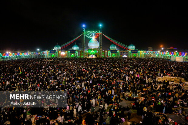 شب ولادت امام زمان(عج) مسجد جمکران مہدوی پروانوں سے لبریز، روح پرور مناظر
