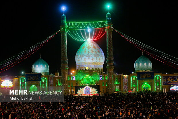 شب ولادت امام زمان(عج) مسجد جمکران مہدوی پروانوں سے لبریز، روح پرور مناظر
