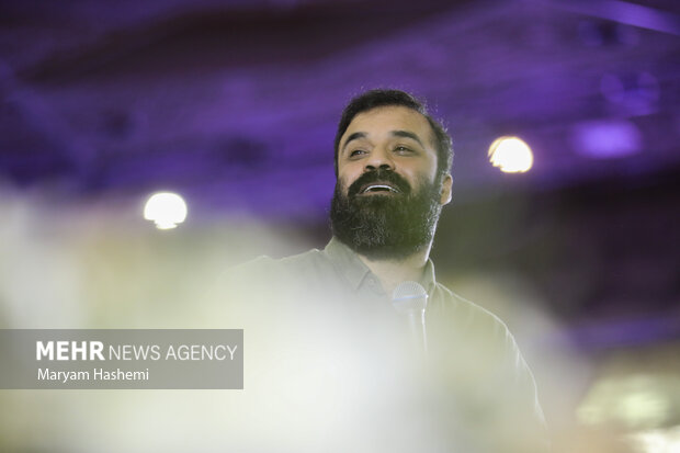 عبدالرضا هلالی مداح در حال اجرای سرود در اولین رونمایی از سرود سلام فرمانده ۲ در مصلی امام خمینی است