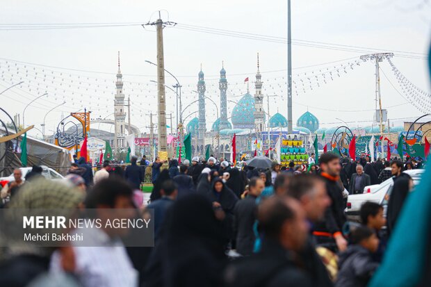 شادپیمایی ۷ کیلومتری قمی ها از حرم تا جمکران در روز عید غدیر