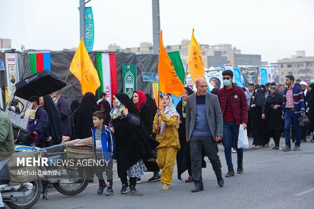 پیاده‌روی عاشقان مهدوی در بلوار پیامبر اعظم قم به سمت جمکران