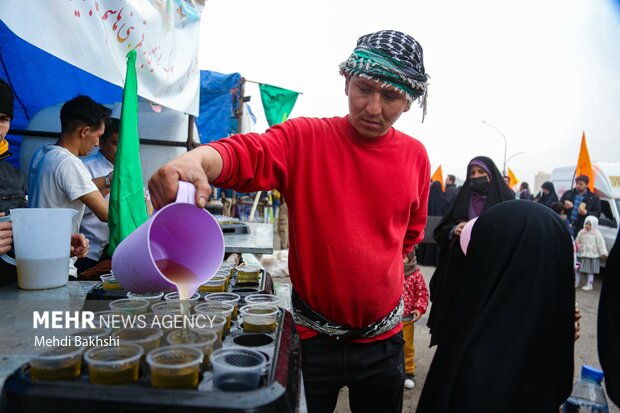 شادپیمایی ۷ کیلومتری قمی ها از حرم تا جمکران در روز عید غدیر