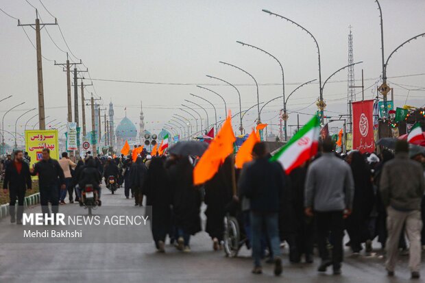 شادپیمایی ۷ کیلومتری قمی ها از حرم تا جمکران در روز عید غدیر