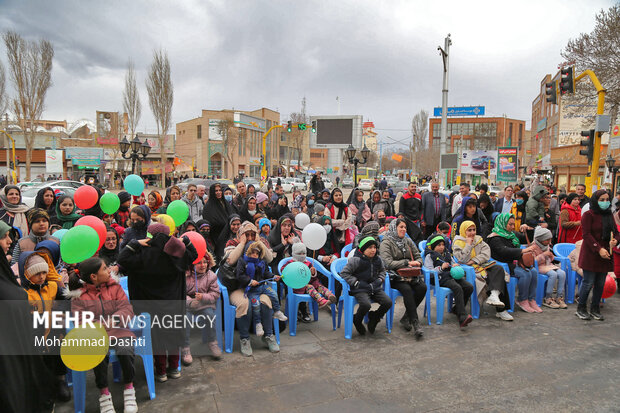 خیابان‌های اردبیل مملو از دعای فرج/مردم غرق در شادی میلادنور شدند