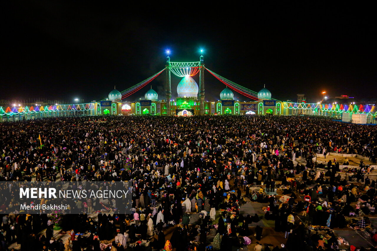 تصاویری هوایی از جمعیت حاضر در صحن مسجد جمکران