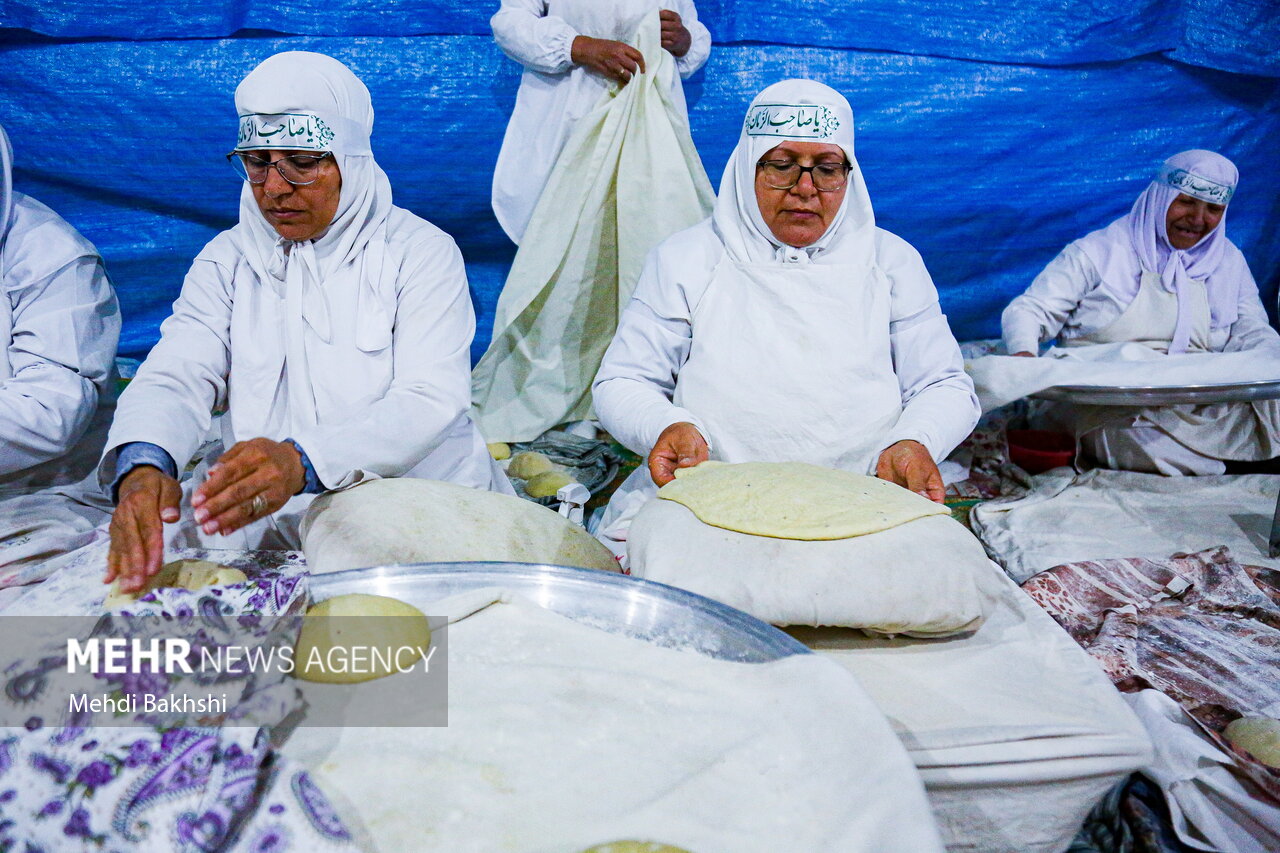 پخت ۱۴ هزار نان توسط بانوان دیار حاج قاسم در مسجد جمکران