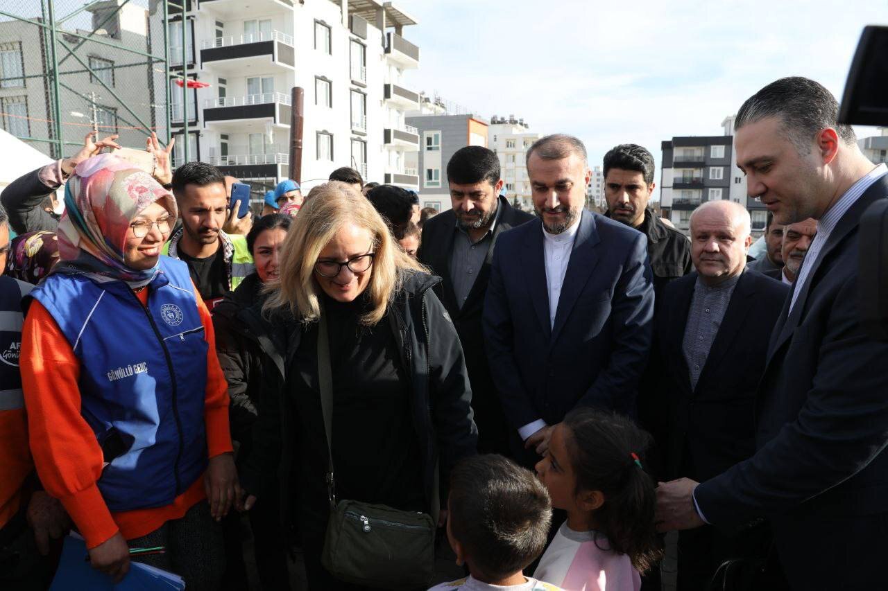 أمير عبد اللهيان يتفقد المناطق المتضررة جراء الزلزال في تركيا + فيديو