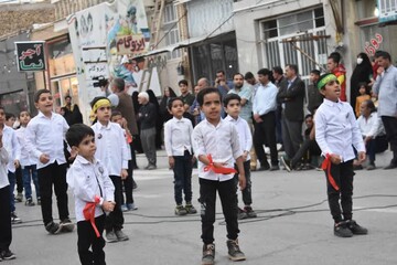 اجرای سرود سربازان فرمانده با مشارکت دانش آموزان در بهاباد