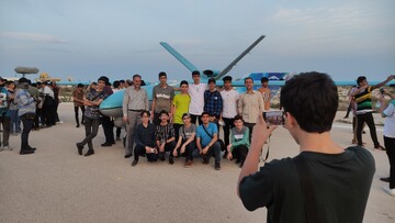 تعدادی از دانش‌آموزان سمپاد از یک پایگاه پهپادی بازدید کردند