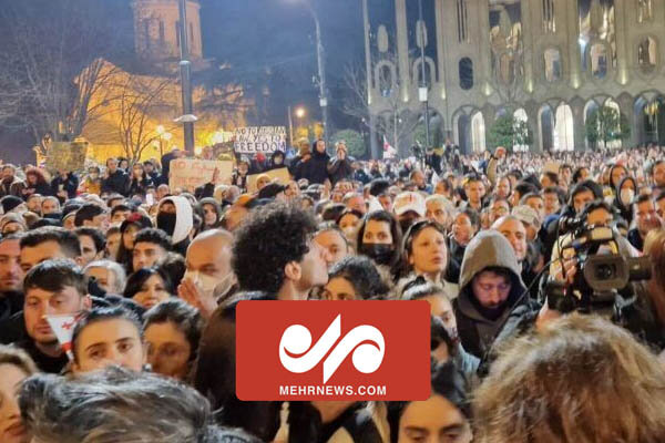 تلاش معترضان گرجستانی برای ورود به پارلمان 