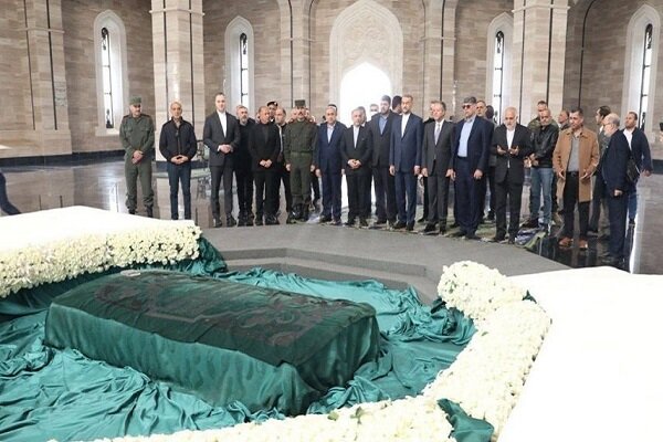 وزير الخارجية الإيراني يضع إكليلاً من الزهور على قبر الراحل حافظ الأسد +صور
