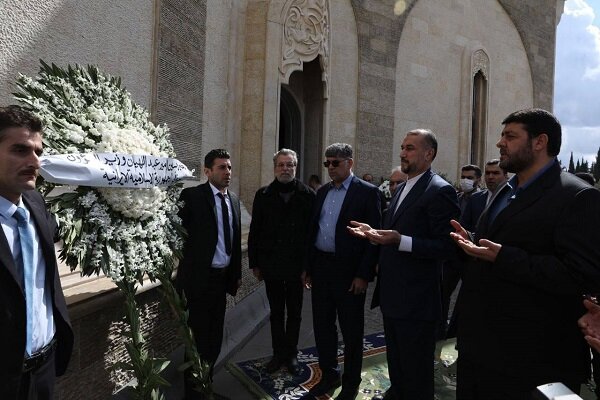 وزير الخارجية الإيراني يضع إكليلاً من الزهور على قبر الراحل حافظ الأسد +صور