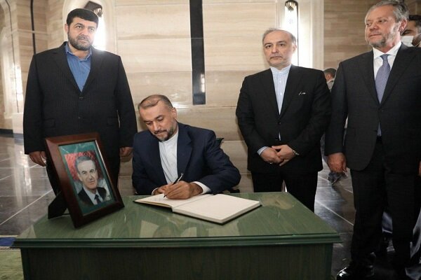 وزير الخارجية الإيراني يضع إكليلاً من الزهور على قبر الراحل حافظ الأسد +صور