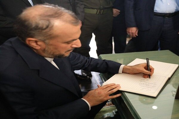 وزير الخارجية الإيراني يضع إكليلاً من الزهور على قبر الراحل حافظ الأسد +صور