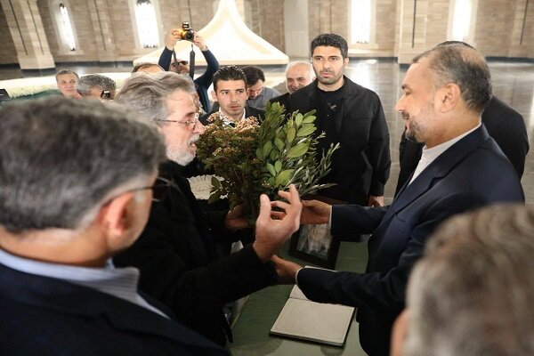 وزير الخارجية الإيراني يضع إكليلاً من الزهور على قبر الراحل حافظ الأسد +صور