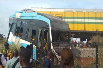 برخورد قطار با اتوبوس در نیجریه دست کم ۶کشته برجای گذاشت+ فیلم