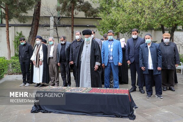Leader leads prayers on corpse of Dr. Hassan Ghafourifard