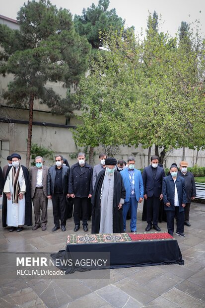 Leader leads prayers on corpse of Dr. Hassan Ghafourifard