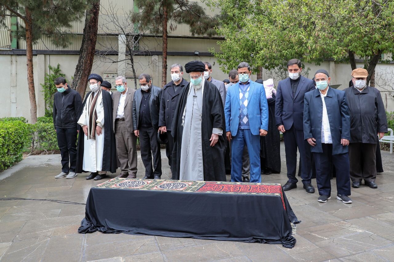 قائد الثورة الإسلامية يؤدي صلاة الميت على جثمان المرحوم 