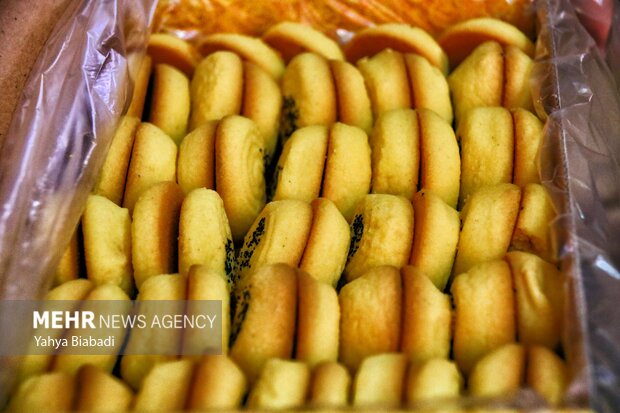 پخت «نان برنجی» شیرینی نوروزی کرمانشاهیان