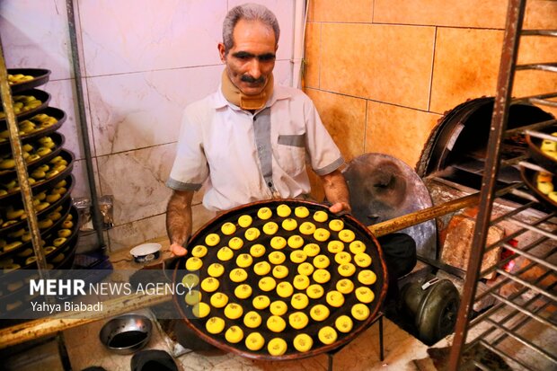 پخت «نان برنجی» شیرینی نوروزی کرمانشاهیان