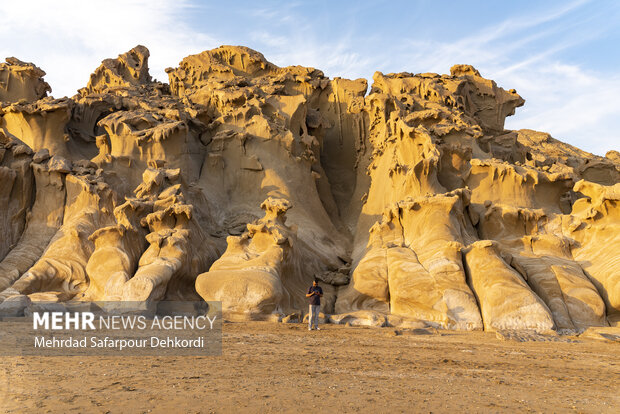 ساحل صخره‌ای مکسر اصلی‌ترین جای دیدنی بندر مقام به شمار می‌رود. ساحل مکسر یکی از متفاوت‌ترین ساحل‌های ایران می‌باشد که امواج خروشان دریا صخره‌های آن را به شکل و شمایلی خاص درآورده‌اند.