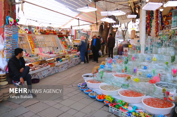 Goldfish market ahead of Nowruz