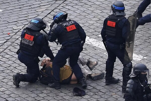 درگیری پلیس و معترضان در فرانسه/پرتاب گاز اشک‌آور بسوی شهروندان