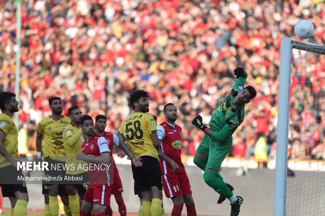 Sepahan beat Persepolis to move close to IPL title [VIDEO