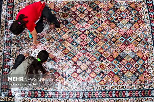 دختران خانواده در حال شستن فرش در چشمه علی هستند