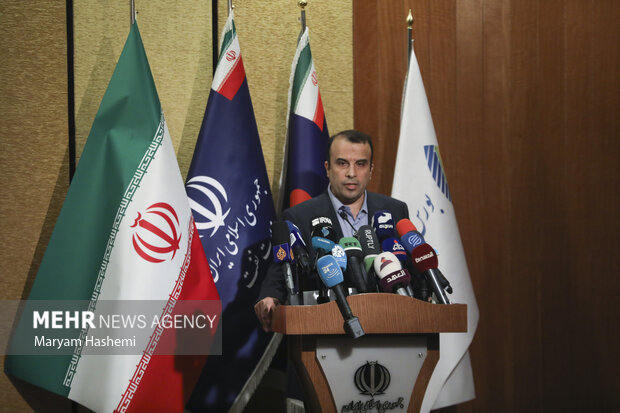 علی نقوی مدیر عامل بورس انرژی ایران در حال سخنرانی در مراسم رونمایی از سپرده <a href='https://sayeb.ir/tag/%d9%86%d9%81%d8%aa'>نفت</a> خام است