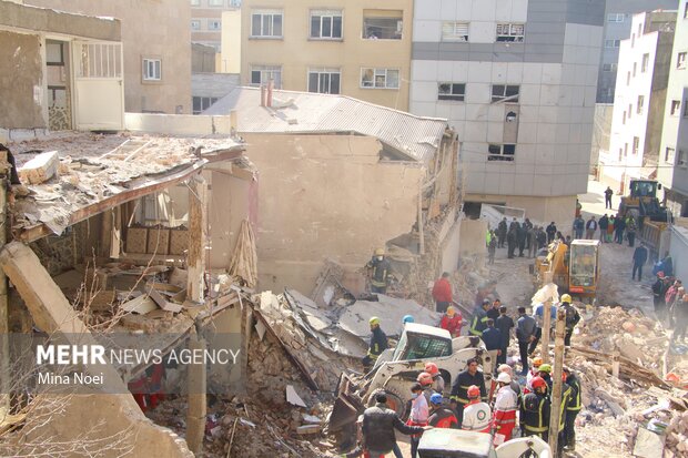 عملیات آواربرداری و جستجو در محل انفجار یک منزل مسکونی در تبریز