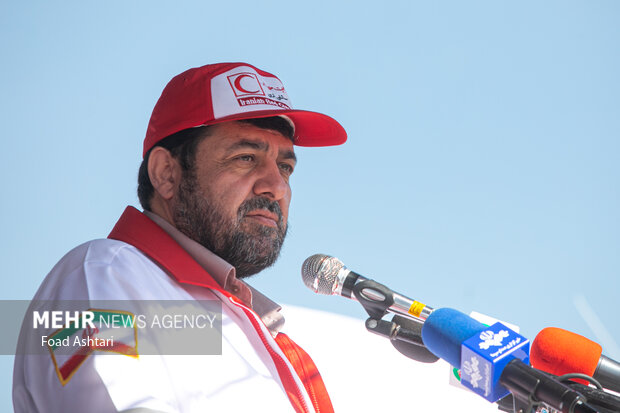 حسین کولیوند رئیس سازمان هلال احمر در حال سخنرانی در مانور ملی خدمات نوروزی ۱۴۰۲ جمعیت هلال احمر است