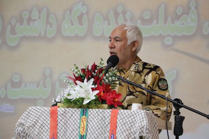 نیروهای هوانیروز بالگردهای گلوله خورده را شبانه تعمیر میکردند نیروهای هوانیروز بالگردهای گلوله خورده را شبانه تعمیر میکردند