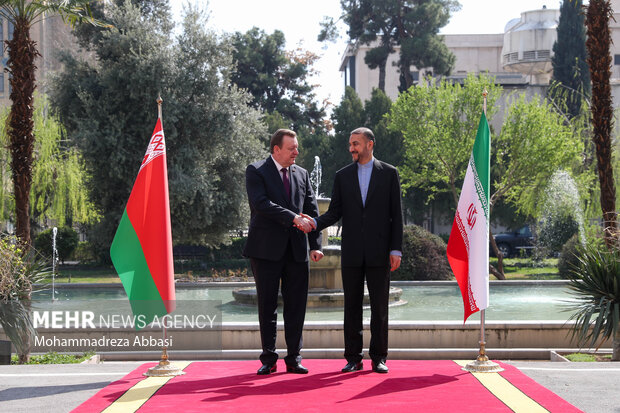 حسین امیر عبداللهیان وزیر امور خارجه ایران و سرگئی آلینیک  وزیر خارجه بلاروس پیش از دیدار رسمی وزرای خارجه ایران و بلا روس در حال گرفتن عکس یادگاری هستند
