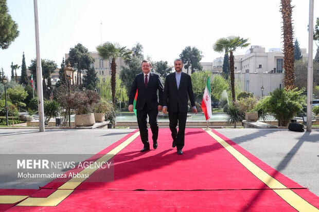 حسین امیر عبداللهیان وزیر امور خارجه ایران در حال استقبال از سرگئی آلینیک  وزیر خارجه بلاروس در محل دیدار وزرای خارجه ایران و بلا روس است 