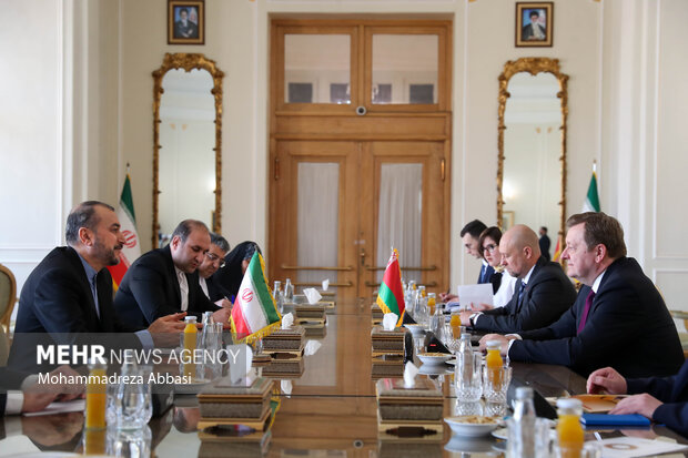 حسین امیر عبداللهیان وزیر امور خارجه ایران و سرگئی آلینیک  وزیر خارجه بلاروس در حال گفتگو با یکدیگر در محل دیدار وزرای خارجه ایران و بلا روس هستند