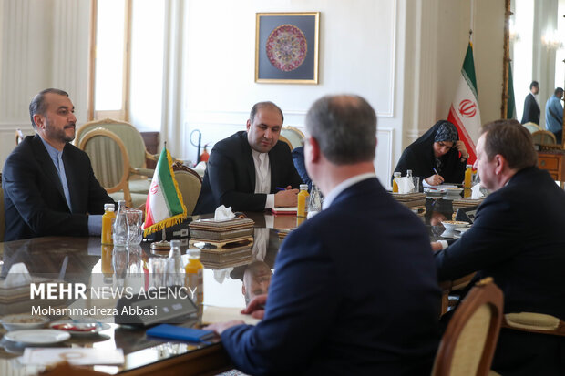 حسین امیر عبداللهیان وزیر امور خارجه ایران در حال گفتگو با  سرگئی آلینیک  وزیر خارجه بلاروس 
در محل دیدار وزرای خارجه ایران و بلا روس است