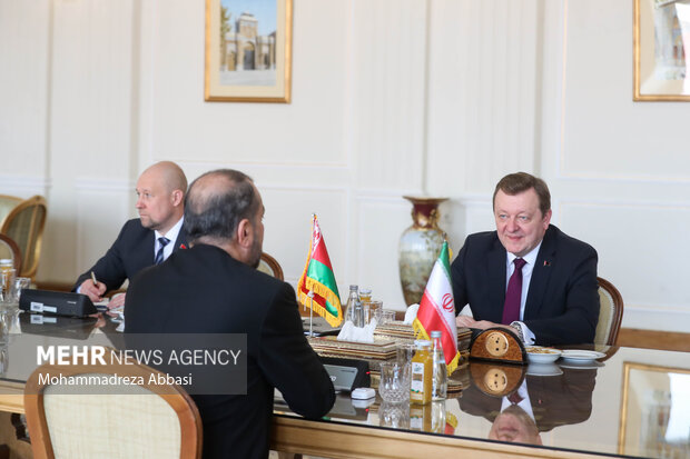 سرگئی آلینیک  وزیر خارجه بلاروس در حال گفتگو با حسین امیر عبداللهیان وزیر امور خارجه ایران در محل دیدار وزرای خارجه ایران و بلا روس است