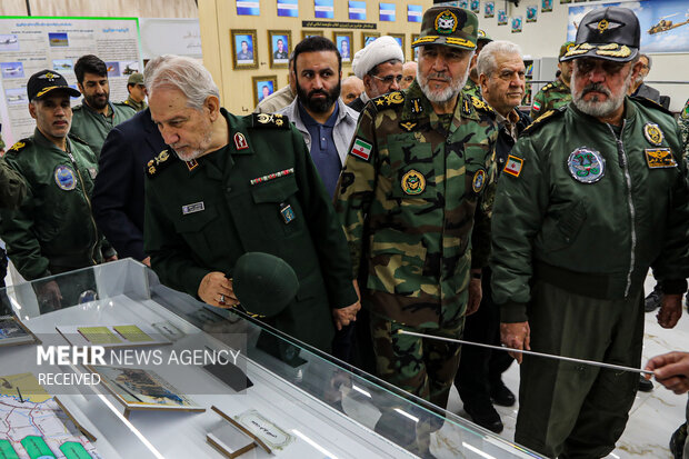 سرلشکر سید یحیی رحیم صفوی دستیار و مشاور عالی فرمانده معظم کل قوا  در امور نیروهای مسلح در حال بازدید از موزه معارف جنگ و دستاوردهای نوین هوانیروز ارتش است