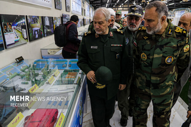 سرلشکر سید یحیی رحیم صفوی دستیار و مشاور عالی فرمانده معظم کل قوا  در امور نیروهای مسلح در حال بازدید از موزه معارف جنگ و دستاوردهای نوین هوانیروز ارتش است