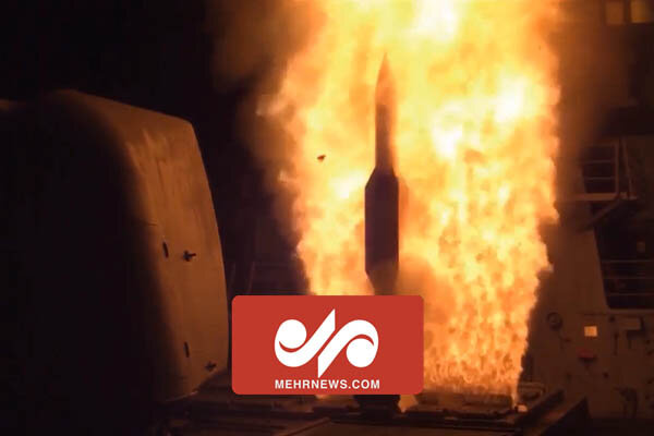 لحظه شلیک موشک عمود پرتاب از شناور پدافندی نیروی دریایی سپاه لحظه شلیک موشک عمود پرتاب از شناور پدافندی نیروی دریایی سپاه