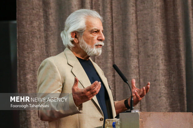 منوچهر شاهسواری، مدیر عامل سابق خانه سینما در مراسم تودیع و معارفه درخانه سینما تقدیر نامه درحال سخنرانی است