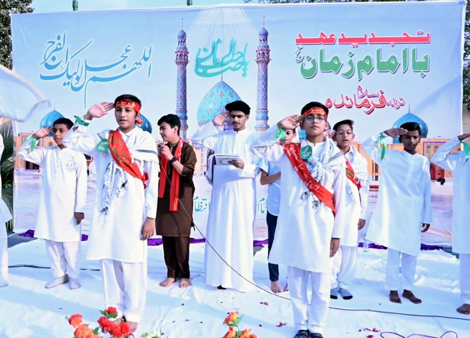 پاکستانی شہر میں ترانہ ’’سلام فرماندہ‘‘ تجدید عہد باامام زمانہؑ کا عظیم الشان اجتماع+تصاویر