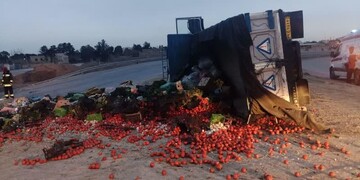 واژگونی کامیون حامل میوه و صیفی جات در اتوبان شرق اصفهان